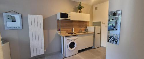 - une buanderie avec un lave-linge et un évier dans l'établissement Jolie studio 4 couchages la grande motte, à La Grande Motte