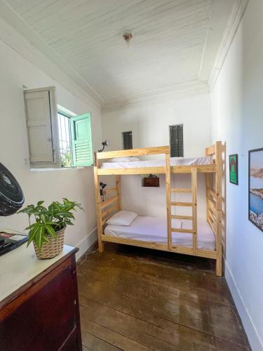 a bedroom with two bunk beds in a room at Castelo dos Tucanos Host in Rio de Janeiro