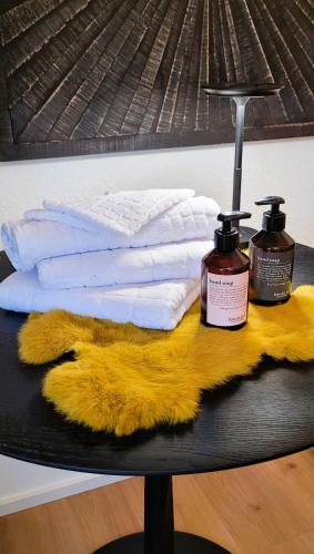 a table with two towels and two bottles of soap at Am Kornmarkt in Bad Langensalza