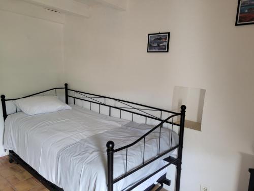 Ce lit se trouve dans une chambre blanche dotée d'un cadre noir. dans l'établissement La maison de corse, à Feliceto
