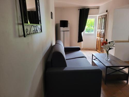 un salon avec un canapé et une table dans l'établissement La maison de corse, à Feliceto