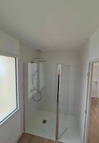 - une salle de bains blanche pourvue d'une douche dans l'établissement TREVIGNON - Ty Bihan Anna, à Trégunc