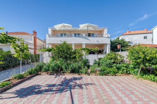 Seafront apt with balcony sea view and mooring