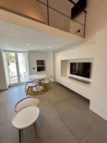 a living room with a table and chairs in it at Design, comfort e atmosfera nel cuore del Salento in Martano