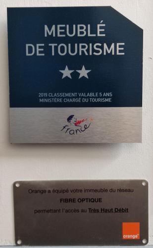 Un panneau sur un mur qui dit «mobile de tourisme» dans l'établissement Les Bonbonieres d'Andrea Gavinies Pellegrin, à Bordeaux