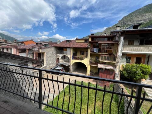 Cảnh núi rừng hoặc tầm nhìn ra núi từ căn hộ