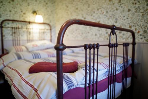 a bed with a metal frame in a bedroom at Muhu Tõnise Talu in Liiva