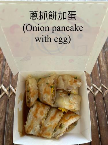 a box full of wonton pancakes with egg at Harmony Ocean Hotel in Kenting