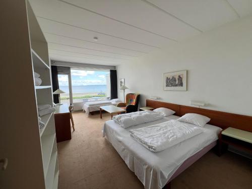 Postel nebo postele na pokoji v ubytování Hotel Østersø