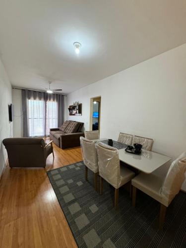 a living room with a table and chairs and a couch at Hospedagem Canal do Bora Viajar in Rio de Janeiro