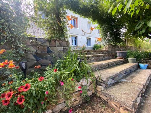 Photo de la galerie de l'établissement Maison de village indépendante avec grand jardin, à Les Fumades-Les Bains