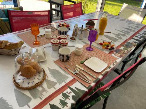 een tafel met eten en drinken erop bij Le Bon Etage in Fresnes-en-Woëvre