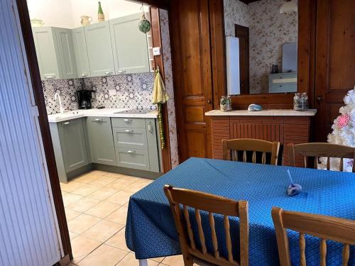 une cuisine avec une table et un chiffon bleu dans l'établissement Villa Astrid le Tréport, au Tréport