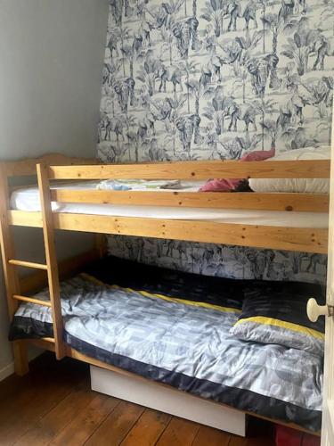 Ce dortoir comprend des lits superposés. dans l'établissement Villa Astrid le Tréport, au Tréport