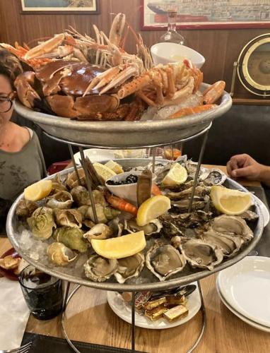 une assiette à trois niveaux avec des fruits de mer et du homard dans l'établissement Villa Astrid le Tréport, au Tréport