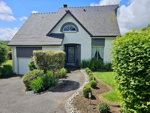 une maison blanche avec un toit en gambrel dans l'établissement Villa Campagne Chic, à Meulers