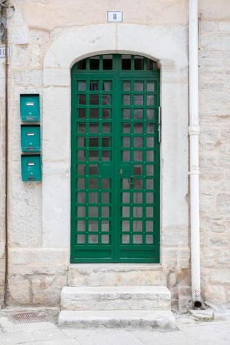 a green door on the side of a building at Terrazza Nostromo Francesco in Trani