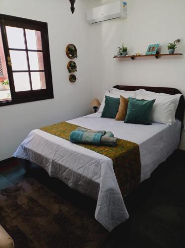 a bedroom with two beds and a window at Hospedaria Canto do Vinhedo in Espirito Santo Do Pinhal