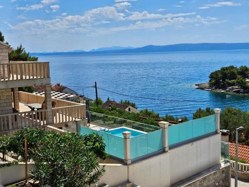 a view of the ocean from a house at Oasis apartment in Selca
