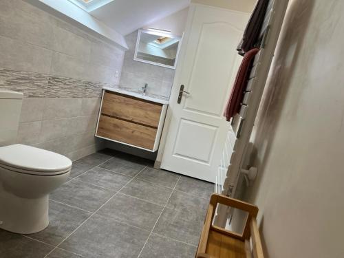 une salle de bain avec toilettes et lavabo dans l'établissement La Maison de Tina, à Lanzac