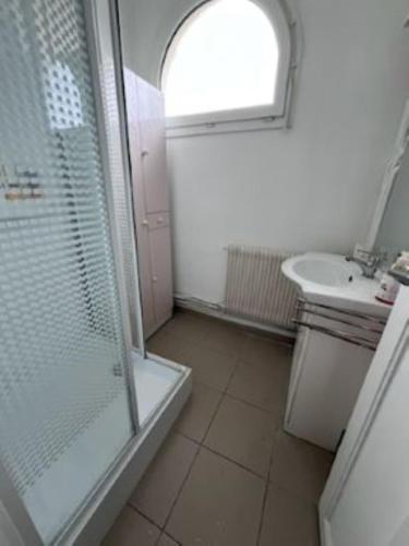 une salle de bain avec douche et lavabo dans l'établissement LouiseHélène, à Merville-Franceville-Plage