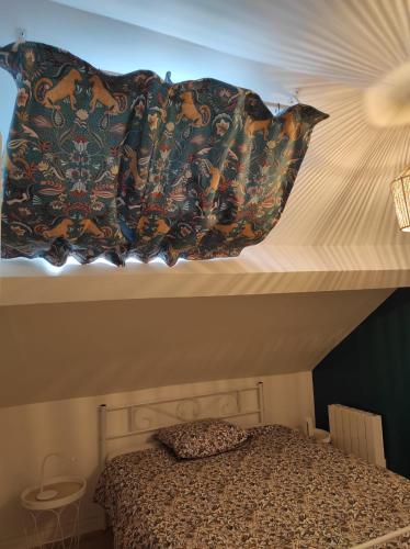 un oreiller sur un lit superposé dans l'établissement la maison du bonheur, à Aleçon