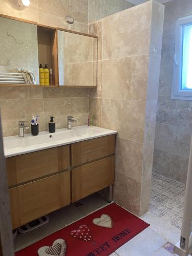 une salle de bain avec un lavabo et un miroir dans l'établissement Maison Provence plain pied avec Air de jeu enfants, à Aix-en-Provence