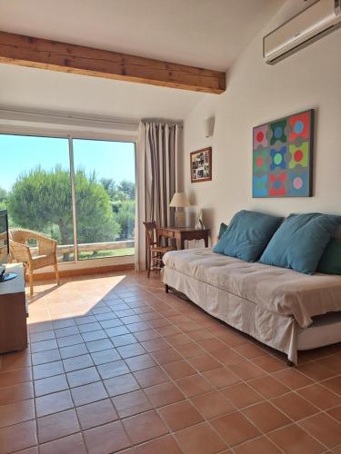 une chambre avec un lit et une grande fenêtre dans l'établissement Villa Romarin, à Laouque