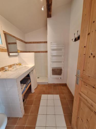 une salle de bain avec un lavabo et des toilettes dans l'établissement Villa Romarin, à Laouque