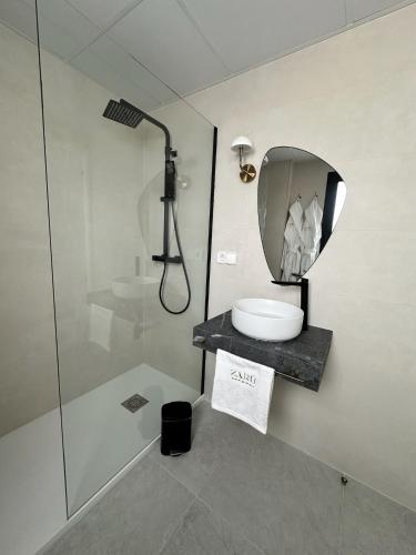 Bilik mandi di Zarú Hotel Boutique