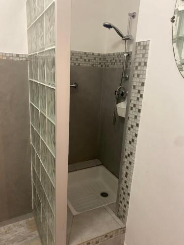 une douche avec une porte vitrée dans une salle de bain dans l'établissement Maison Sainte Catherine, aux Salles-sur-Verdon