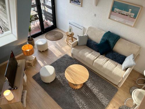 un salon avec un canapé et une table dans l'établissement Mini duplex vue imprenable, à Deauville