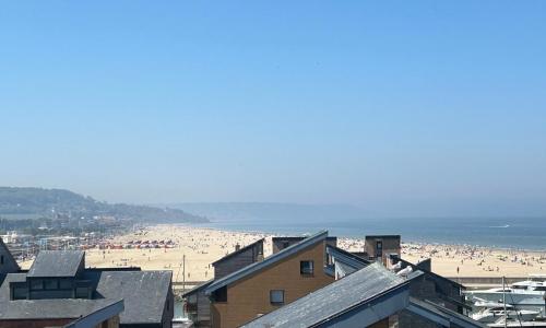 une vue d'une plage avec des gens dessus dans l'établissement Mini duplex vue imprenable, à Deauville