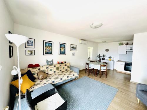 Modern luxury 2-bedroom apt with balcony & patio