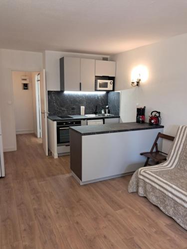 - une cuisine avec un comptoir et une cuisinière four supérieur dans l'établissement Studio BERNARD, à Saint-Cyr-sur-Mer