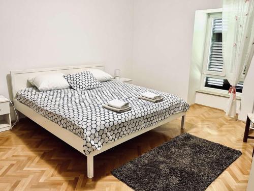 Modern luxury 2-bedroom apt with balcony & patio