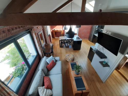 - un salon avec un canapé blanc dans l'établissement Bel appartement T2 atypique, à Étel