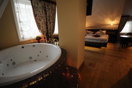 Una cama o camas en una habitación de Argo Trakai