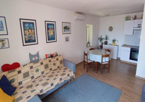 Luxury apartment Ivone with balcony and garden