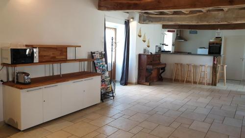 une cuisine avec des armoires blanches et un sol carrelé dans l'établissement Manoir de Kerguezec 15e S -Bretagne-Morbihan-SURZUR, à Surzur