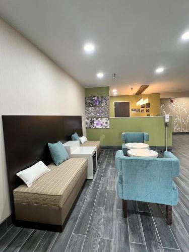 Χώρος καθιστικού στο Sleep Inn & Suites Salina I-135