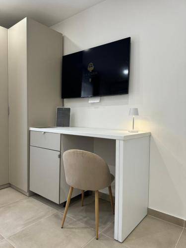 Телевизор и/или развлекательный центр в La maison guest house