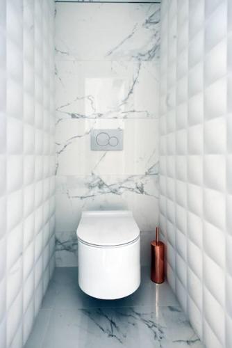 La salle de bains blanche est pourvue de toilettes. dans l'établissement K-Sea Villa Boutique De Luxe à Cassis, à Cassis
