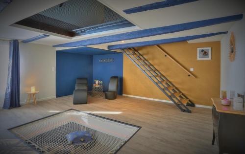 une pièce avec un escalier et une pièce avec une table en verre dans l'établissement Harmonie Gîte et SPA, à Pleslin-Trigavou