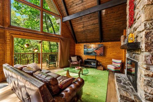 Posezení v ubytování Honey Bear - Unique Boutique Chalet in Gatlinburg with Mt Leconte view