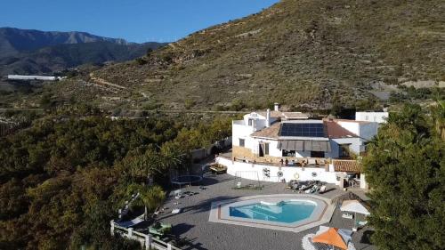 widok z lotu ptaka na dom z basenem w obiekcie CORTIJO OHANA w mieście Motril