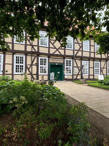 an old building with a green door in front of it at Apartment in der Altstadt von Verden mit Blick auf den Dom, ab 3 Übernachtungen in Verden