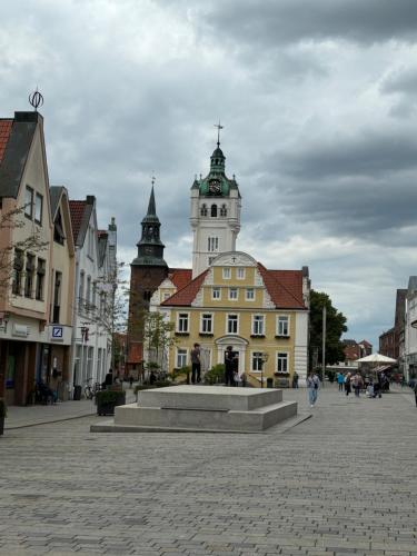 a town square with a clock tower and buildings at Apartment in der Altstadt von Verden mit Blick auf den Dom, ab 3 Übernachtungen in Verden