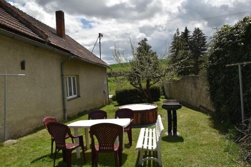 a table and chairs in the yard of a house at Chalupa Vokov dovolená na Vysočině ubytování Pelhřimov in Vokov