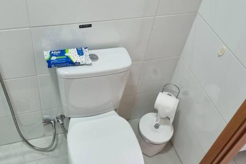 Ένα μπάνιο στο Aconchegante Studio no Condomínio da Fé